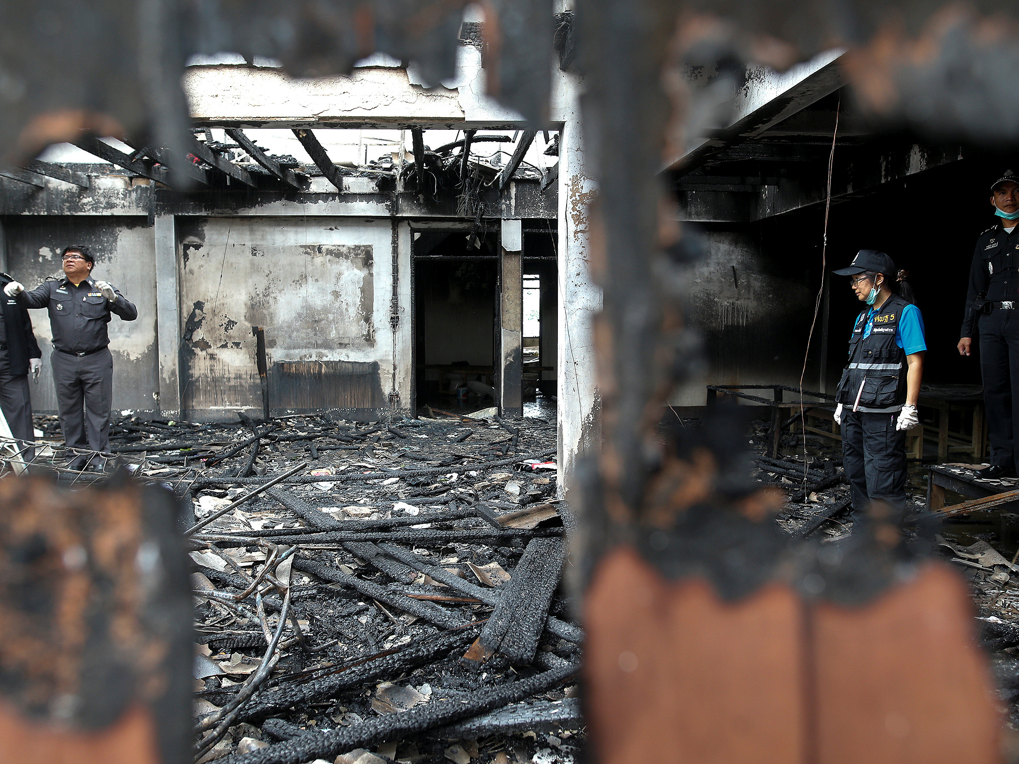 Pelo menos 17 estudantes morreram e várias mais estão desaparecidas em um incêndio em um dormitório de uma escola particular no norte da Tailândia - 23/05/2016