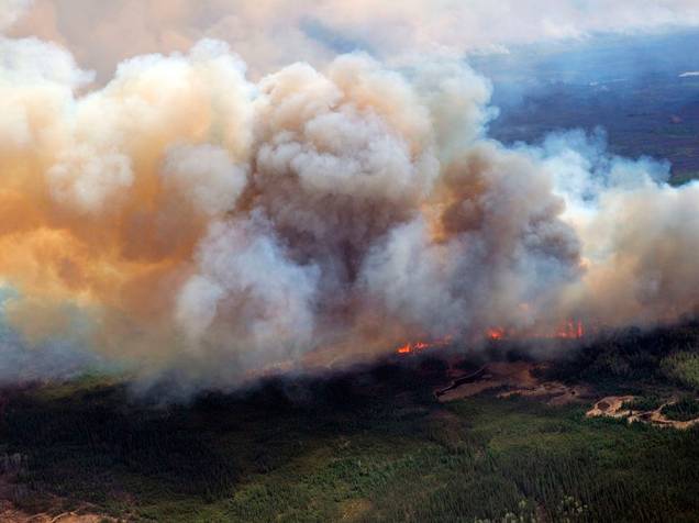Incêndio continua destruindo a vegetação em Fort McMurray, em Alberta, Canadá - 05/05/2016