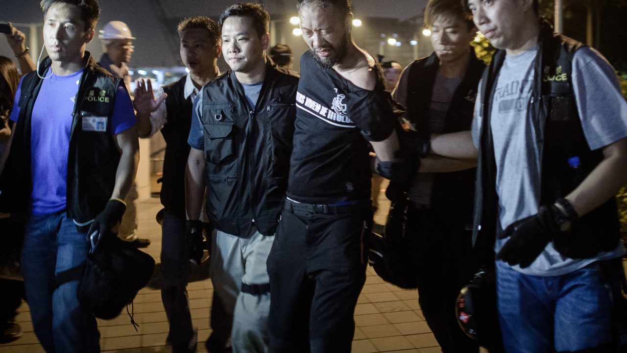 Membro do Partido Cívico pró-democracia, Ken Tsang, é levado por policiais durante protestos, em Hong Kong