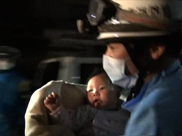 Imagem divulgada pela Polícia da Prefeitura de Kumamoto mostra o resgate de uma menina de oito meses retirada dos escombros de uma casa após terremoto que atingiu o sudoeste do Japão - 15/04/2016