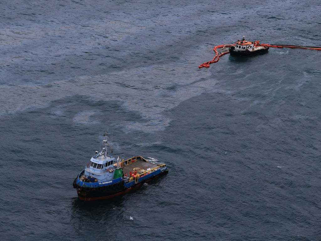 A quantidade de petróleo que vazou no mar do litoral norte do Rio Grande do Sul na noite de quarta-feira está entre 2,5 e 3 mil litros. O óleo derramado é de origem árabe e estava sendo trazido por navios. Autoridades ambientais estão investigando o vazamento - 07/04/2016