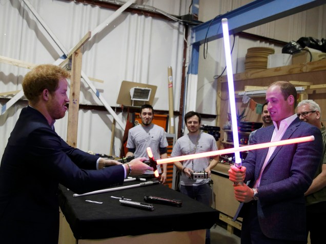 Os príncipes William e Harry brincam com sabres de luz nos bastidores do oitavo filme de Star Wars - 19/04/2016