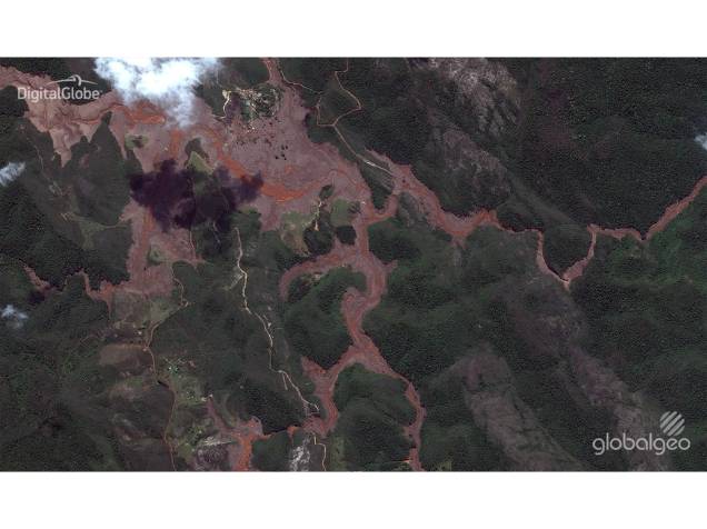 Imagens de satélite mostram a região do distrito de Bento Rodrigues, em Mariana (MG), antes e depois da destruição provocada pelo rompimento de duas barragens da mineradora Samarco