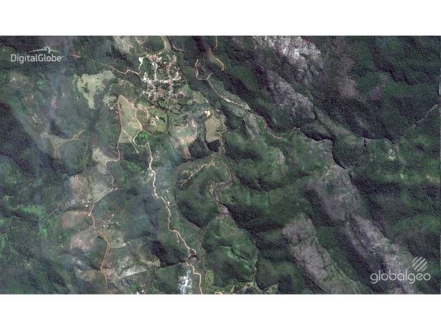 Imagens de satélite mostram a região do distrito de Bento Rodrigues, em Mariana (MG), antes e depois da destruição provocada pelo rompimento de duas barragens da mineradora Samarco