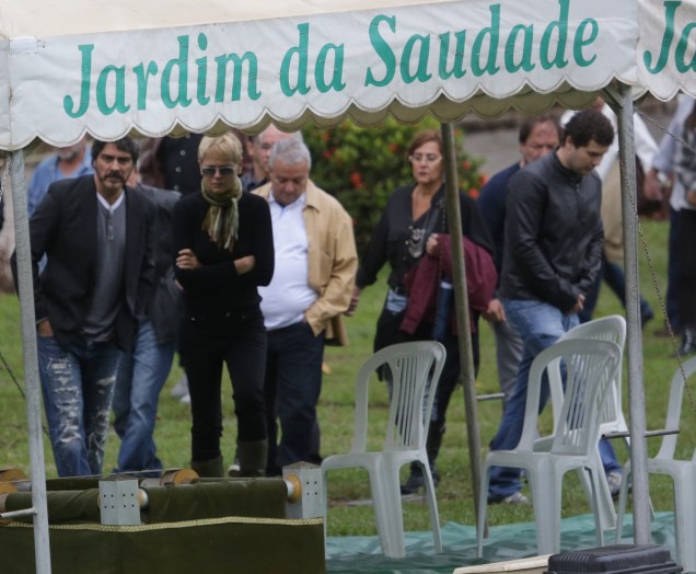 Xuxa durante o enterro do irmão, Cirano Rojabaglia