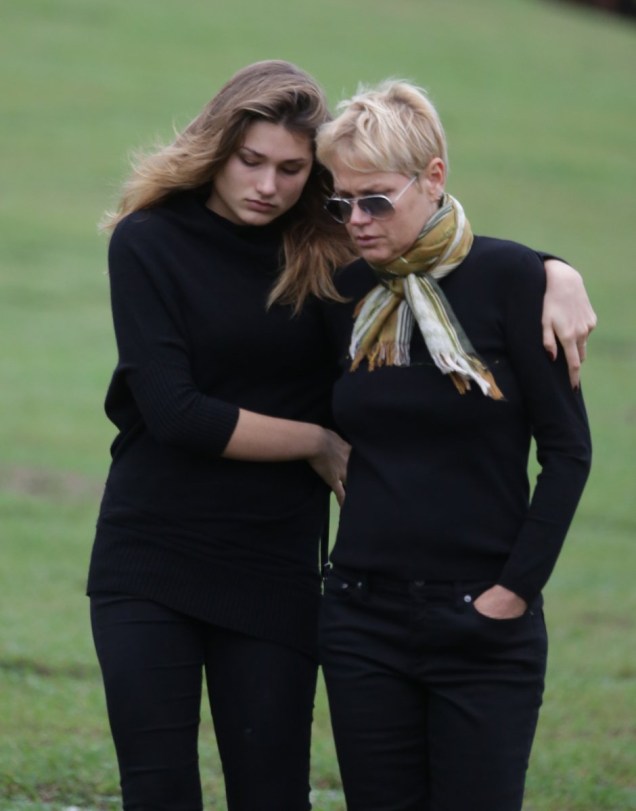 Xuxa é consolada pela filha, Sasha