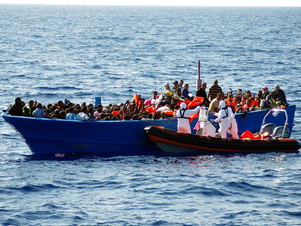 Equipes de resgate ajuram imigrantes no Mar Mediterrâneo