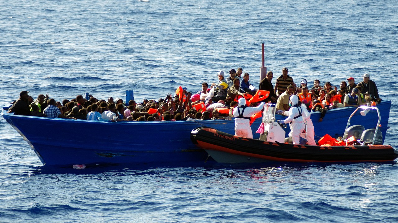 Equipes de resgate ajuram imigrantes no Mar Mediterrâneo