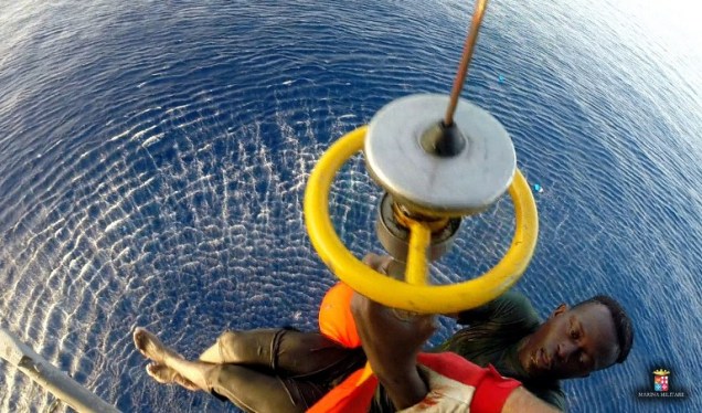 Helicóptero italiano resgata imigrante no Mar Mediterrâneo