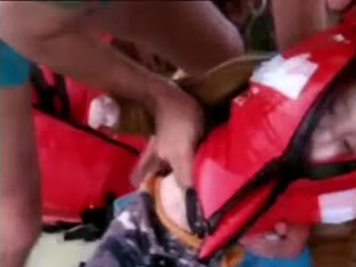 Bebê imigrante é resgatado por pescador