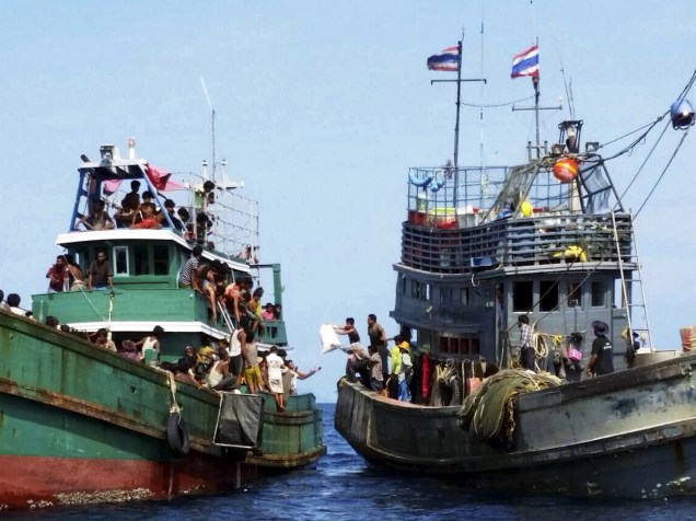 Cerca de 350 imigrantes vindos de Mianmar foram encontrados em um barco encalhado no Mar de Andamão, entre a Tailândia e a Malásia