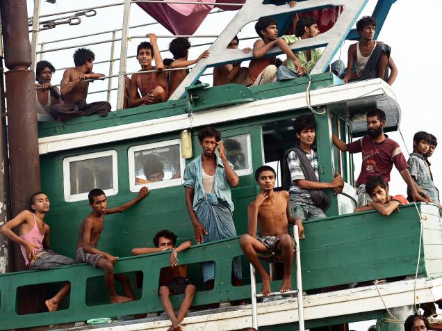 Um barco com cerca de 350 imigrantes foi encontrado à deriva ao largo da ilha do sul de Koh Lipe, no mar de Andaman, na Tailândia