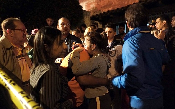 Familiares de idosos se abraçam depois de incêndio atingir asilo perto de Caracas