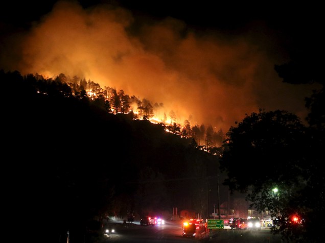Incêndio que ficou conhecido como "Rocky Fire", em Clearlake, Califórnia. Cerca de 3.000 bombeiros enfrentam o incêndio que já queimou cerca de 60.000 acres e forçou a evacuação de 12.000 residentes