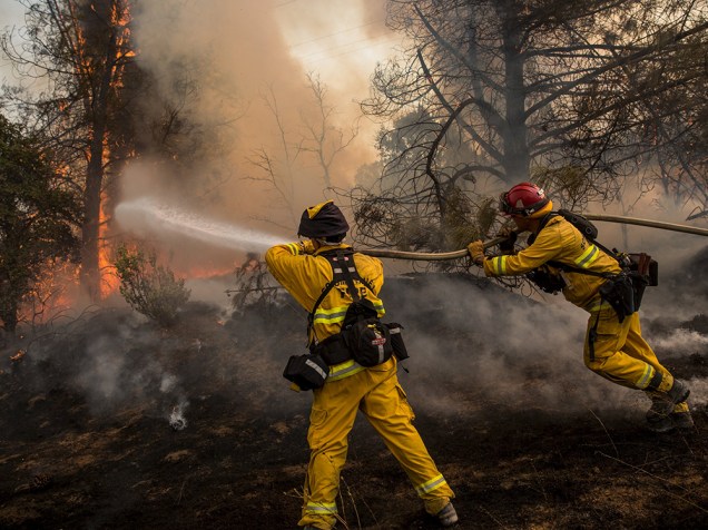 Bombeiros tentam controlar as chamas do incêndio que ficou conhecido como "Rocky Fire", em Clearlake, Califórnia