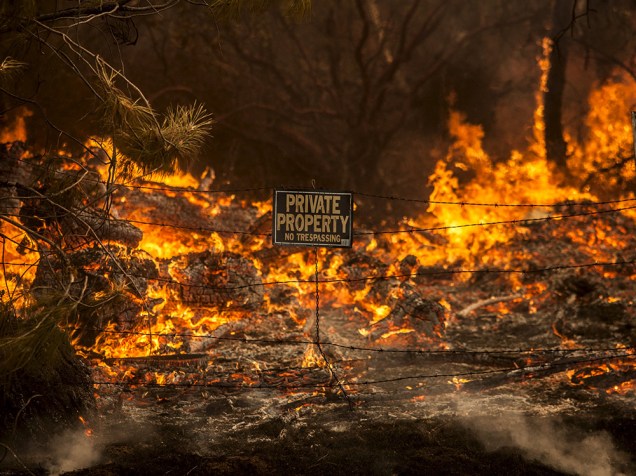 Chamas do incêndio que ficou conhecido como "Rocky Fire", em Clearlake, Califórnia