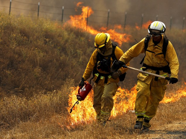 Bombeiros tentam controlar as chamas do incêndio que ficou conhecido como "Rocky Fire", em Clearlake, Califórnia. Cerca de 3.000 bombeiros enfrentam o incêndio que já queimou cerca de 60.000 acres e forçou a evacuação de 12.000 residentes