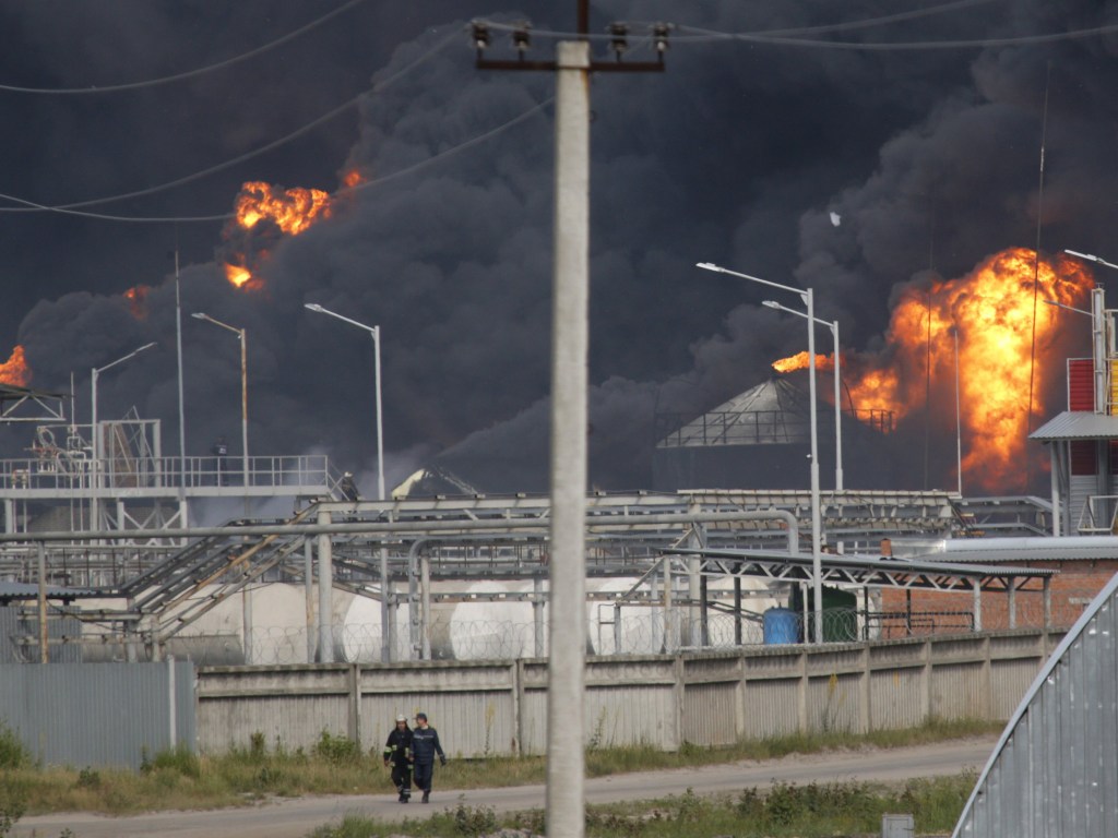 Incêndio atinge depósito de combustível na região de Kiev, Ucrânia