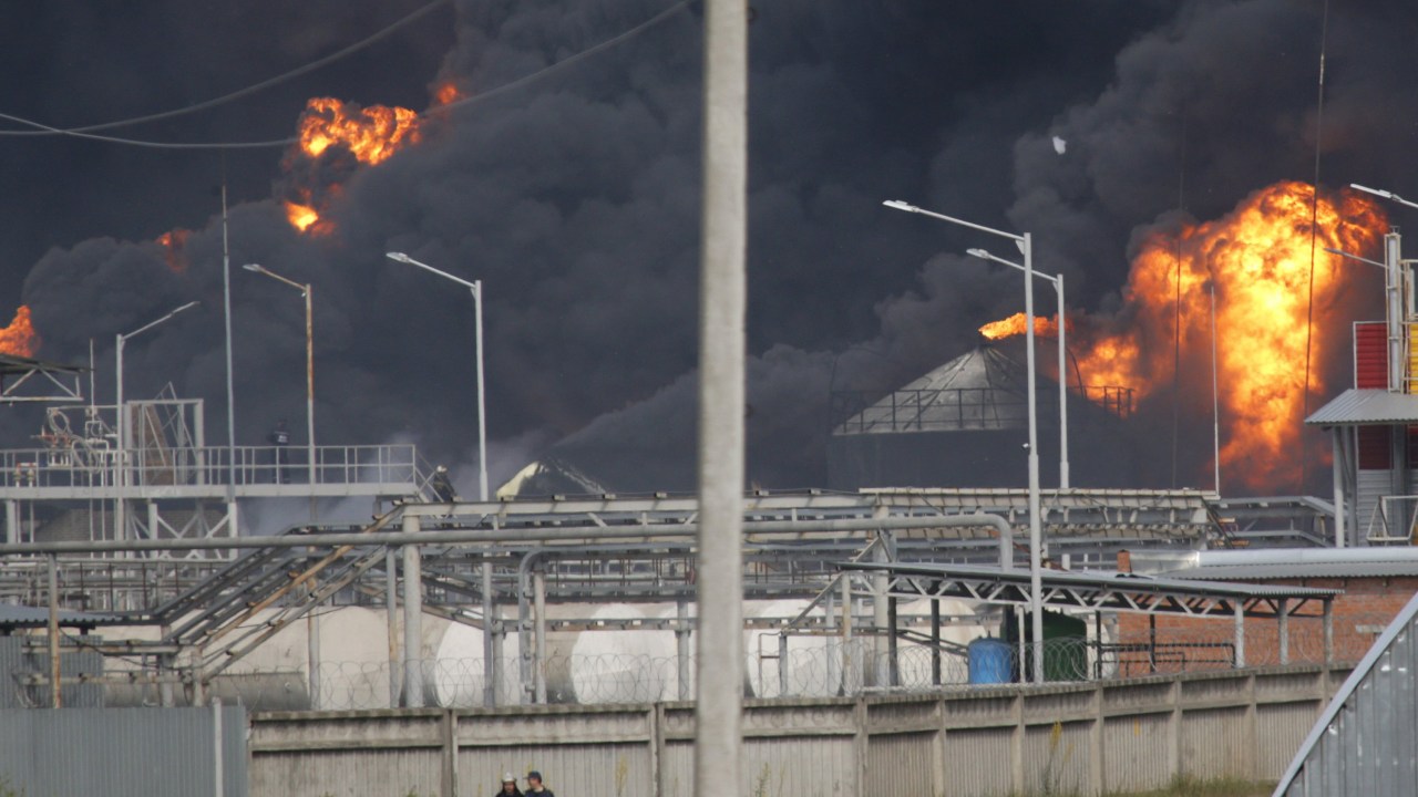 Incêndio atinge depósito de combustível na região de Kiev, Ucrânia