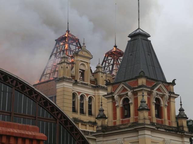 Incêndio atinge o Museu da Língua Portuguesa, no Centro de São Paulo Incêndio atinge o Museu da Língua Portuguesa, no Centro de São Paulo