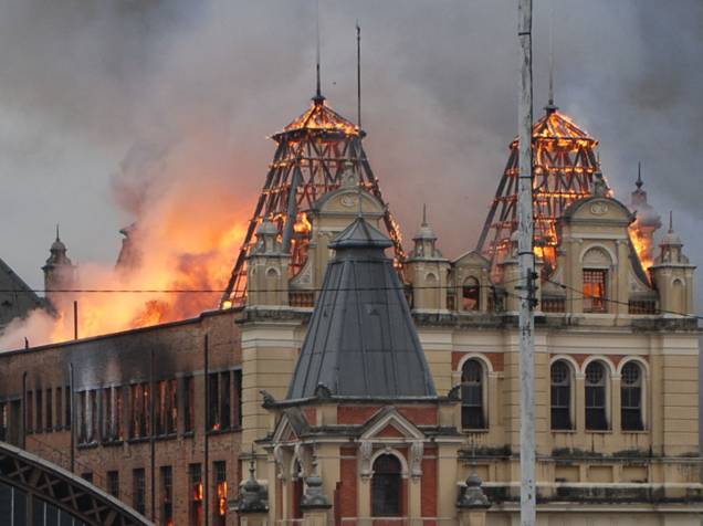 Incêndio atinge o Museu da Língua Portuguesa, no Centro de São Paulo Incêndio atinge o Museu da Língua Portuguesa, no Centro de São Paulo