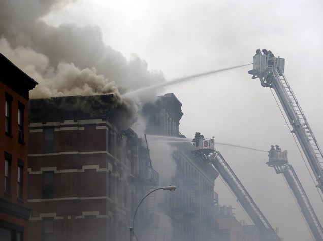Bombeiros trabalham para combater incêndio em prédio no East Village, no distrito de Manhattan, em Nova York