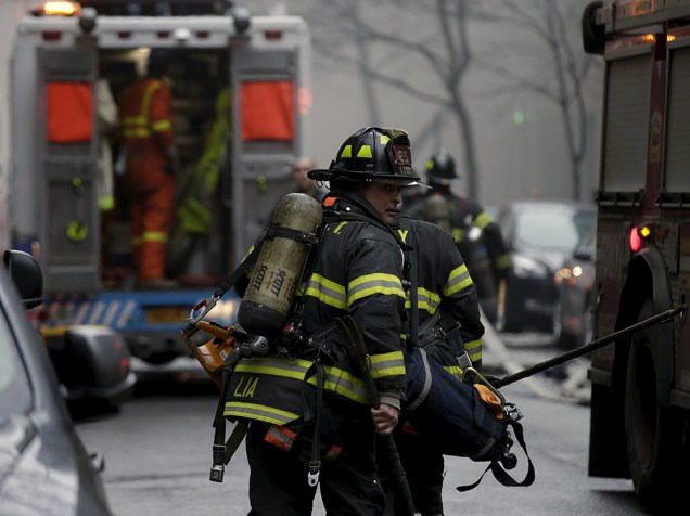 Bombeiros trabalham para combater incêndio em prédio no East Village, no distrito de Manhattan, em Nova York
