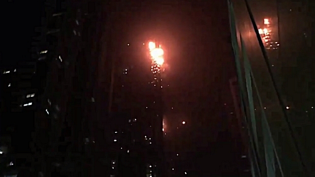 Prédio residencial Torch Tower, em Dubai, ficou em chamas na madrugada