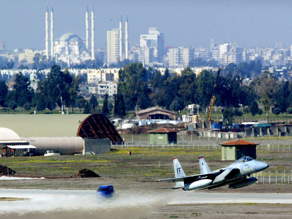 Aeronave decola na base aérea de Incirlik, na Turquia