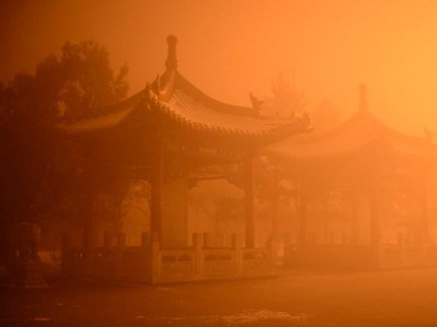 <p>Dia poluído em Hohhot, norte da China. Névoa formada por poluentes ultrapassa em 22 vezes o limite saudável, em Pequim</p>