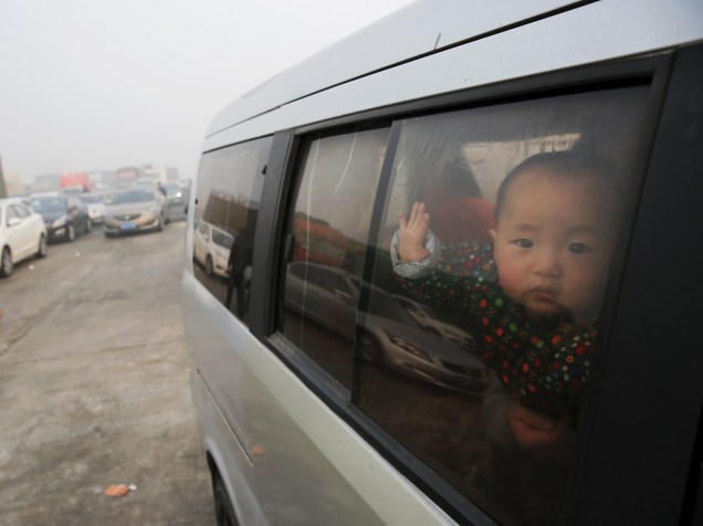 <p>Estrada fechada devido à poluição atmosférica na província de Hebei, na China</p>