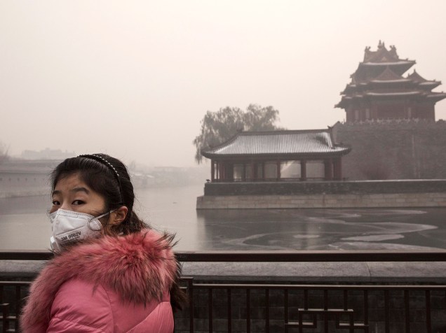 <p>Menina com máscara em Pequim, na China</p>