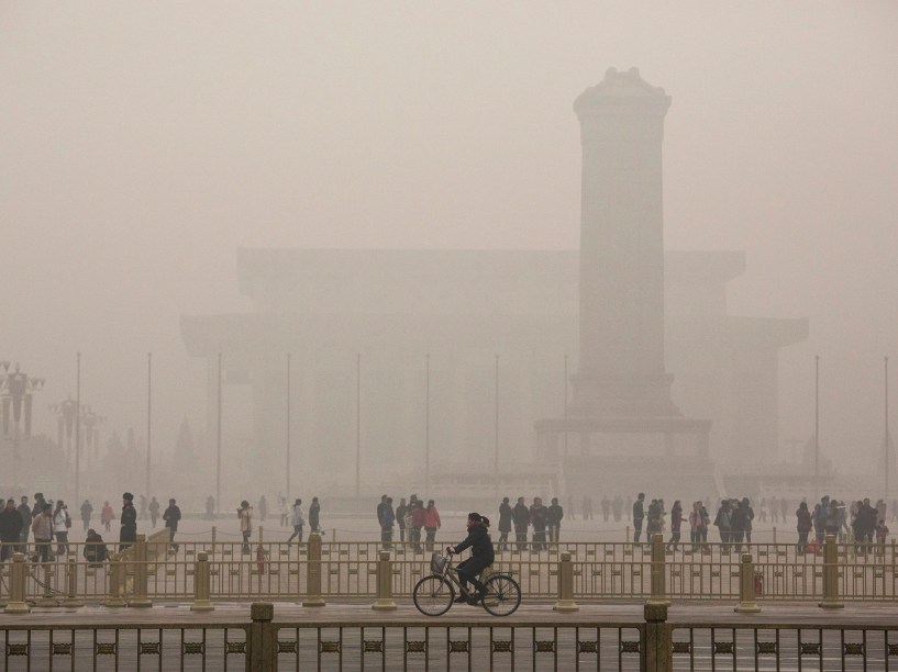 <p>Praça de Tiananmen é visto em um dia de forte poluição</p>