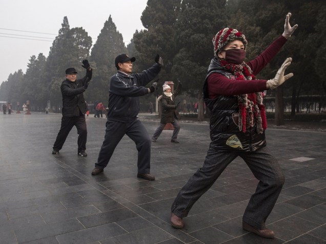 <p>Chineses usam máscaras durante prática de exercícios</p>