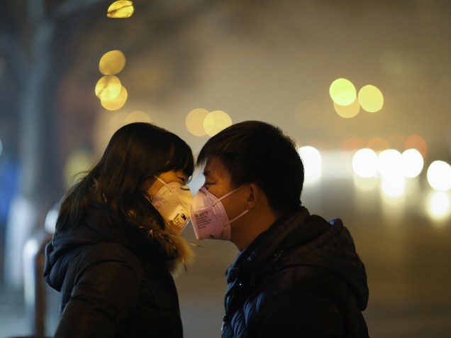 <p>Casal nas ruas de Pequim, na China. A poluição no norte do país superou em quase 50 vezes os níveis considerados aceitáveis pela Organização Mundial de Saúde (OMS)</p>