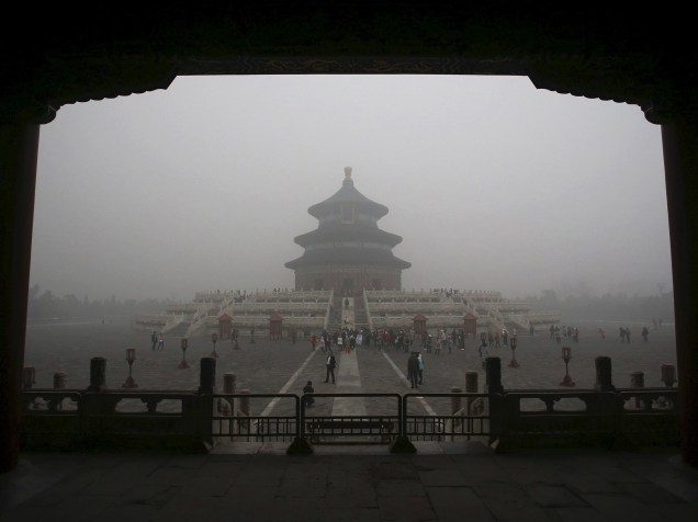 <p>Pessoas enfrentam alta concentração de poluição em Pequim, na China</p>