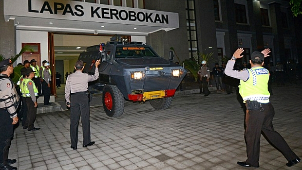 Australianos condenados à morte deixam a prisão em Bali em veículo blindado