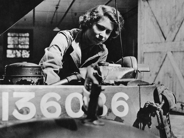 Princesa Elizabeth repara um aquecedor mecânico durante serviço militar prestado na Segunda Guerra Mundial