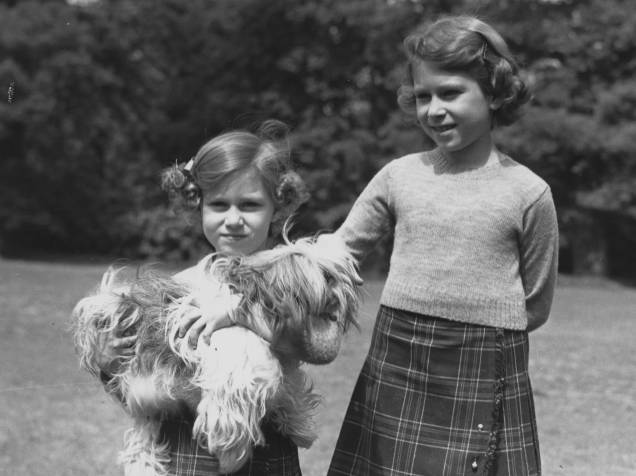 Princesa Elizabeth (à dir.), aos 10 anos de idade e sua irmã mais nova, Princesa Margareth, em 1936