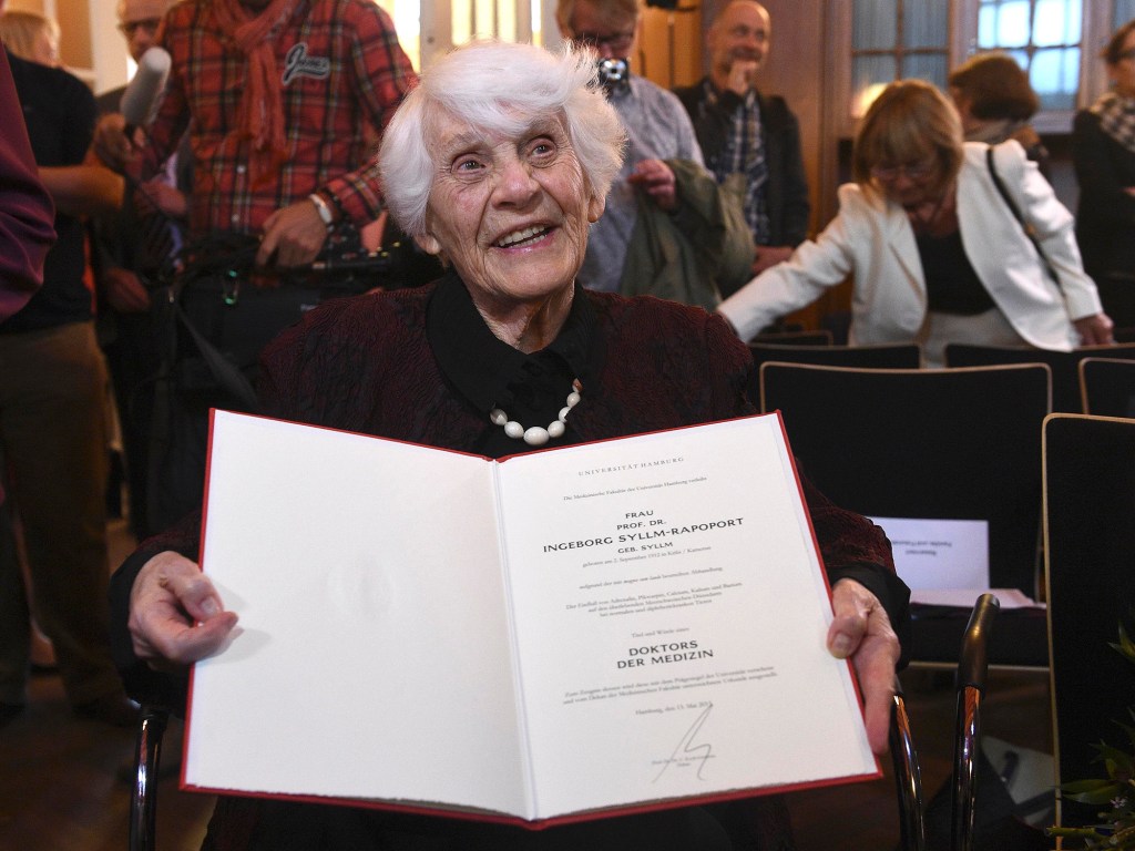 A centenária Ingeborg Rapoport consegue o doutorado aos 102 anos