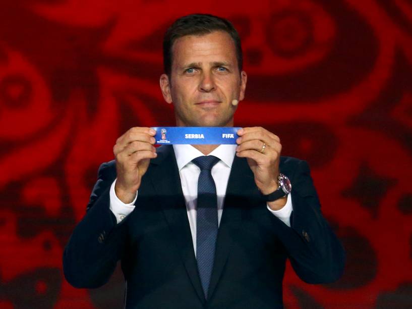 O jogador alemão Oliver Bierhoff no sorteio dos confrontos classificatórios para a Copa do Mundo da Rússia