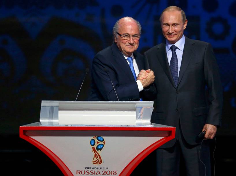 Blatter e Putin no sorteio dos confrontos classificatórios para a Copa do Mundo da Rússia