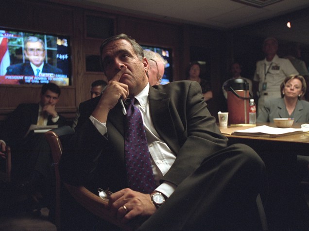O então diretor da CIA, George Tenet assiste ao discurso de George Bush no dia 11 de setembro