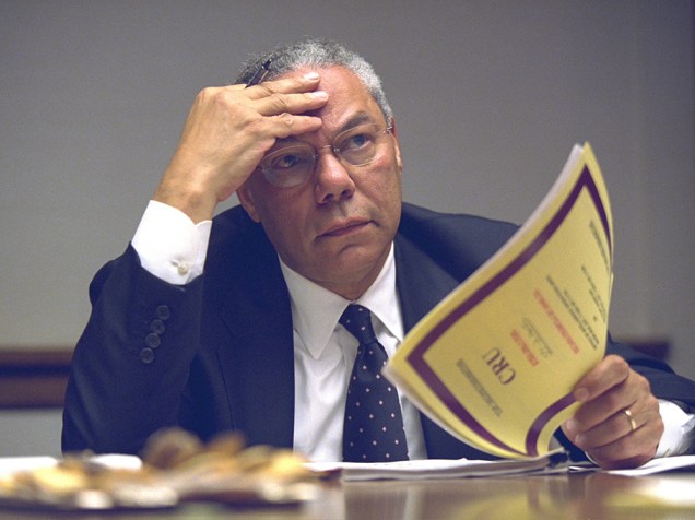 O Secretário de Estado Colin Powell no centro de operações da presidência