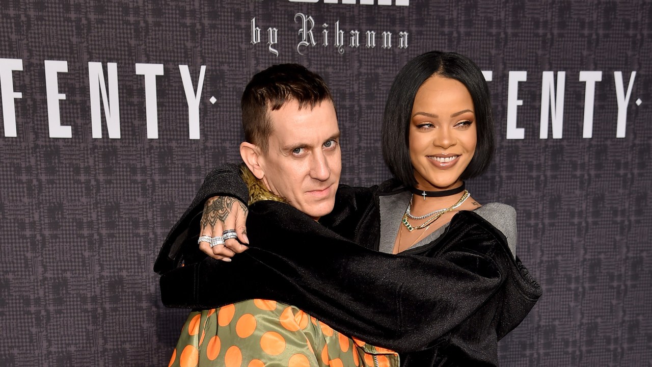 O estilista Jeremy Scott com Rihanna no lançamento da coleção