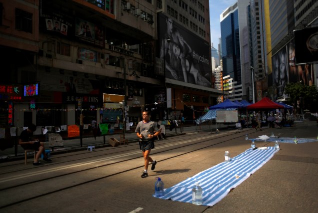Na imagem, um homem é fotografado nas ruas bloqueadas por manifestantes pró-democracia, na área comercial de Causeway Bay, em Hong Kong. Além de mudanças políticas, o protesto exige ainda que o governante, Leung Chun-ying, renuncie a liderença - 09/10/2014