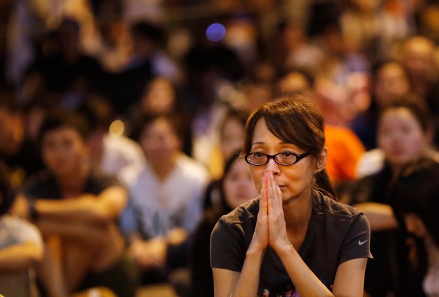 Manifestante pró-democracia reage durante um discurso em que o governo cancelou negociações marcadas para a próxima sexta-feira (10), em Hong Kong - 9/10/2014. Milhares de estudantes saíram as ruas em protesto para exigir eleições livres, mudanças democráticas e a renúncia do líder Leung Chun-ying