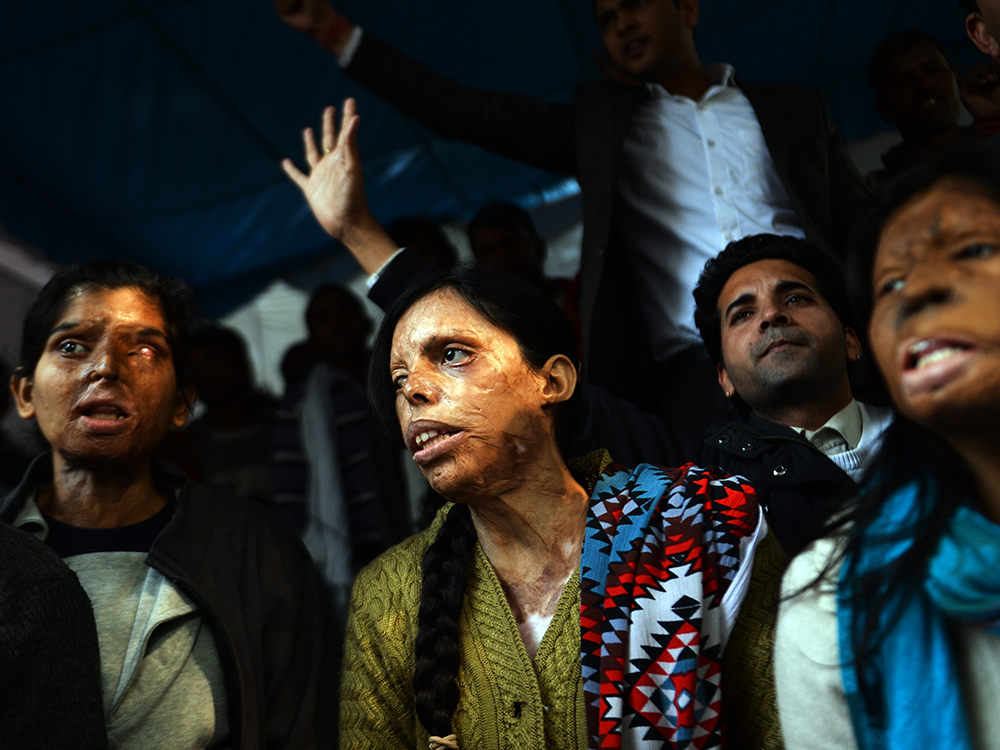 Indianas atacadas com ácido durante protesto em Nova Délhi