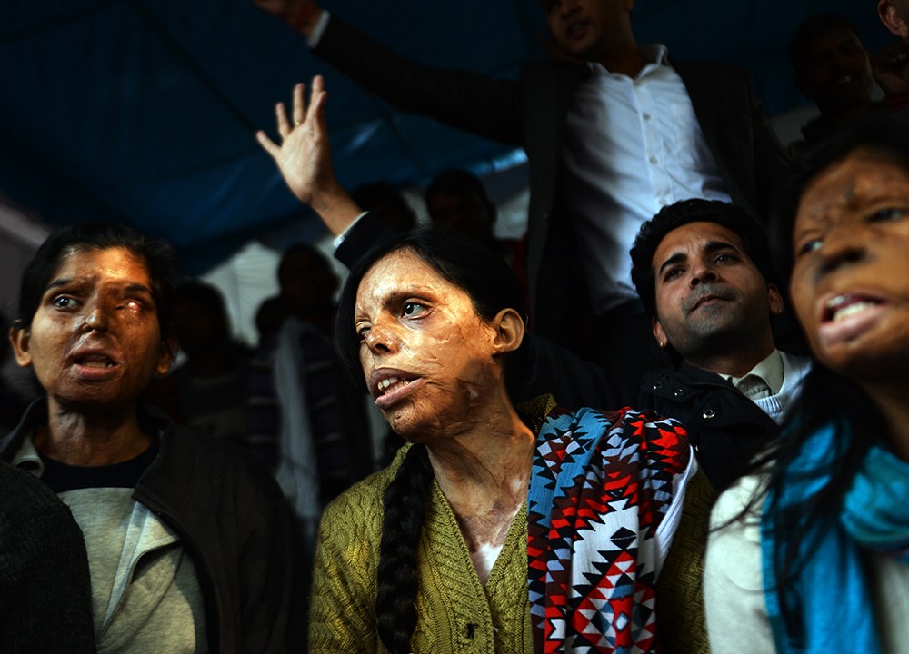 Indianas atacadas com ácido durante protesto em Nova Délhi