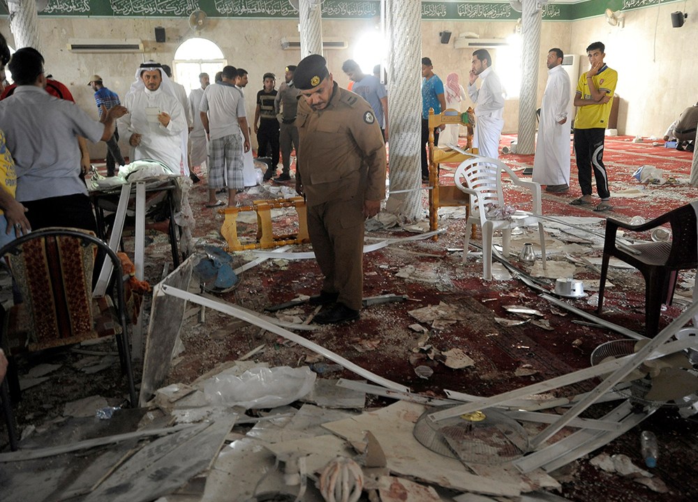 Policial verifica local da explosão em uma mesquita na Arábia Saudita